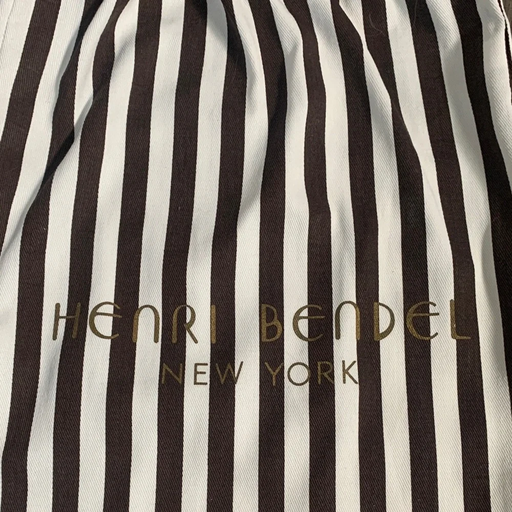 Henri Bendel Black Quilted Crossbody with Gold Chain - Picture 3 of 9